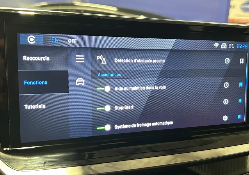 Écran tactile intérieur du Peugeot 2008 Allure Hybrid 145 montrant les assistances à la conduite activées.