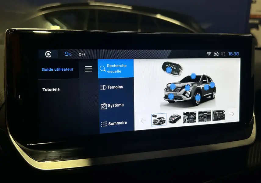 Écran tactile intérieur montrant l'interface de recherche visuelle du Peugeot 2008 gris, vue de face du véhicule en 3/4 avant.