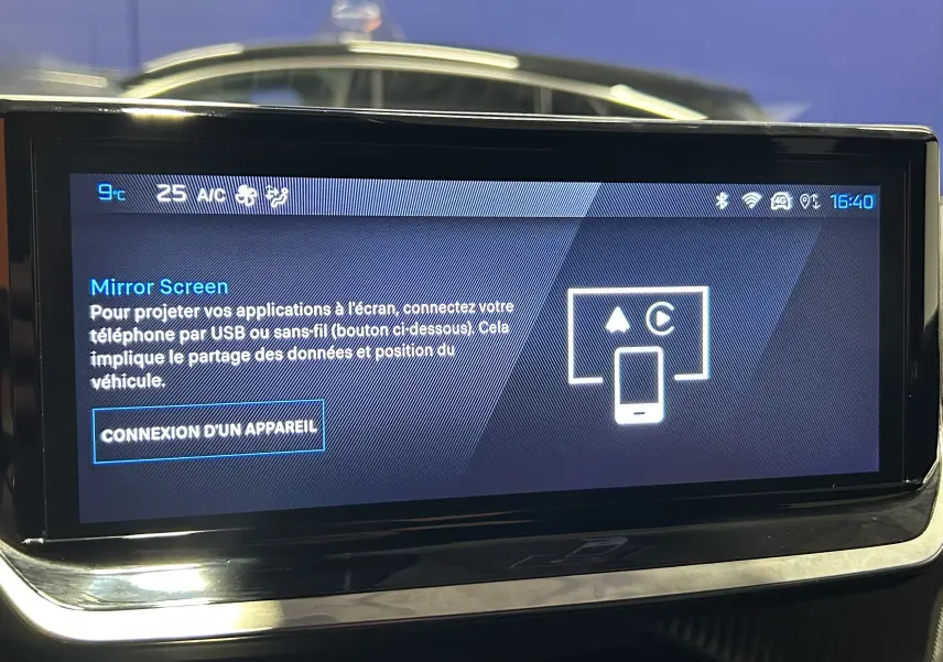 Écran tactile central du Peugeot 2008 Allure Hybrid 145 affichant l'interface Mirror Screen avec instructions de connexion.