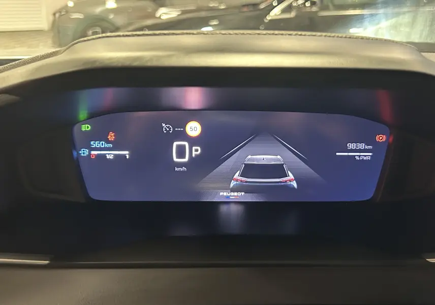 Tableau de bord numérique du Peugeot 2008 Allure Hybrid 145, affichant vitesse, autonomie et assistance à la conduite.