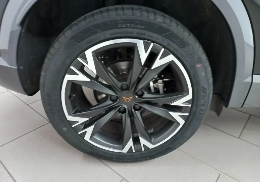 Gros plan sur la jante en alliage 18'' Performance Black du CUPRA Formentor 2023 en peinture Noir Minuit.