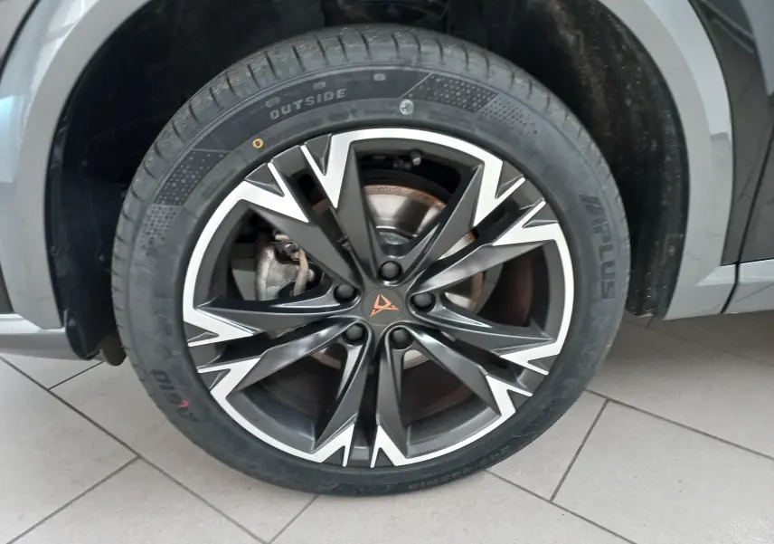 Gros plan sur la jante alliage 18'' Performance Black du CUPRA Formentor 2023 en Noir Minuit.