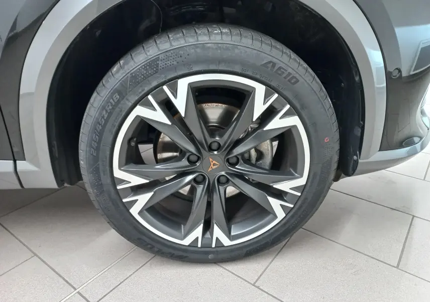 Gros plan sur la jante avant droite 18'' Performance Black du CUPRA Formentor Noir Minuit 2023.