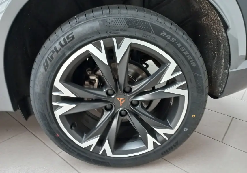 Gros plan sur la jante alliage 18'' Performance Black du CUPRA Formentor 2023, finition Noir Minuit.