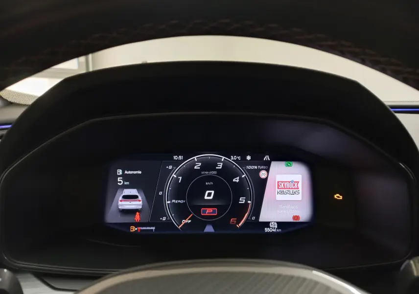 Vue du tableau de bord numérique de la CUPRA Formentor 2023, affichage clair avec compte-tours et informations de conduite.