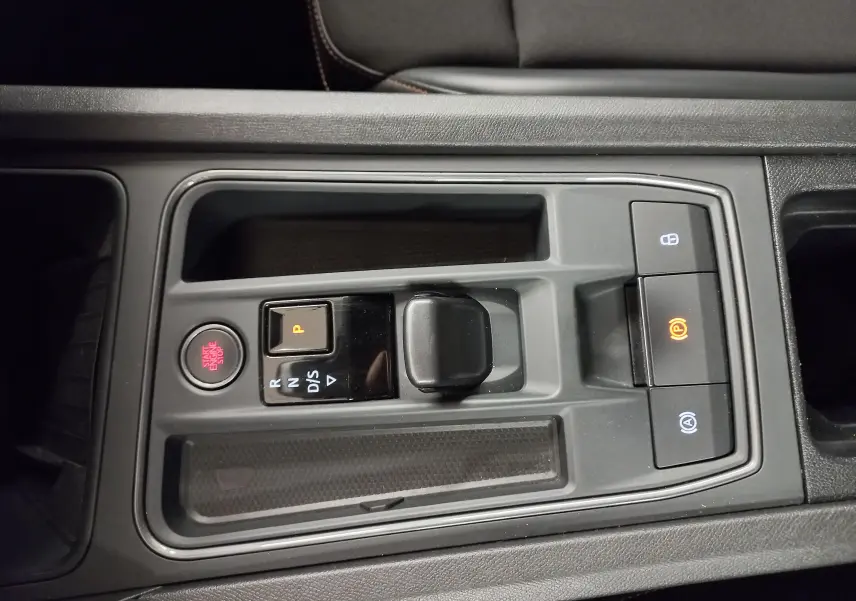 Gros plan sur la console centrale noire du CUPRA Formentor 2023 avec sélecteur de boîte auto et bouton start/stop rouge.