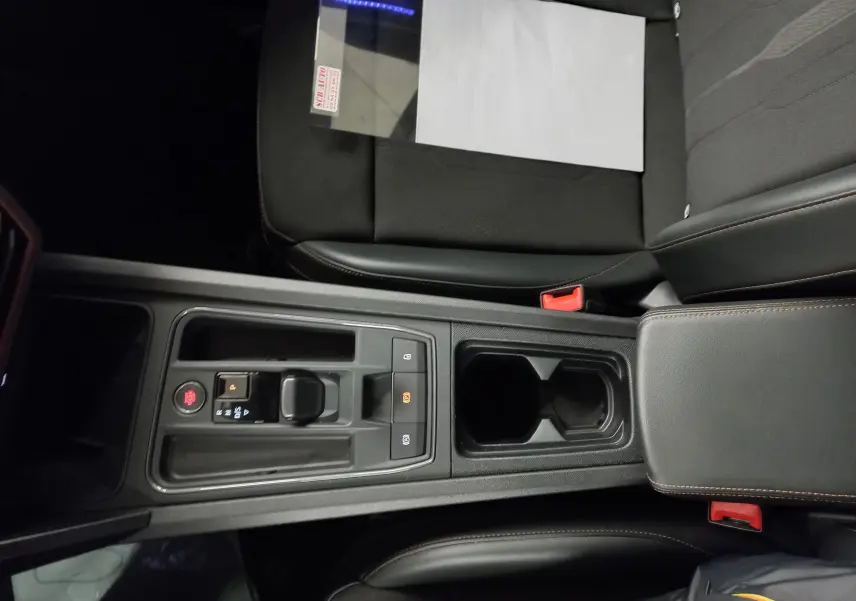 Vue plongeante sur la console centrale noire du CUPRA Formentor 2023 avec levier de vitesse automatique et accoudoir cuir.