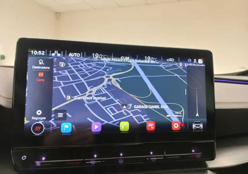 Écran tactile du système de navigation intérieure du CUPRA Formentor 2023 avec éclairage d'ambiance violet visible.