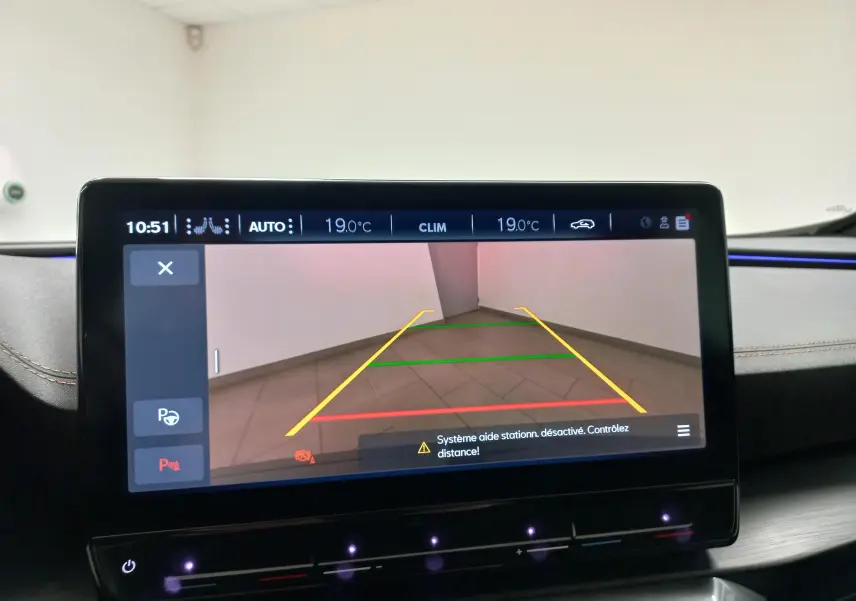 Vue intérieure de l'écran multimédia du CUPRA Formentor 2023 affichant la caméra de recul avec lignes de guidage colorées.