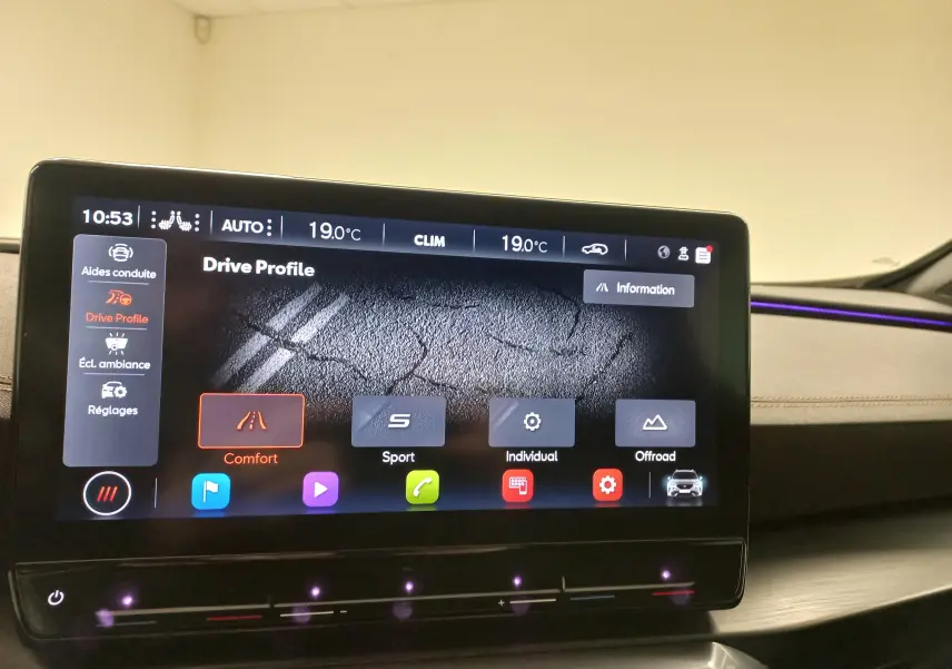 Écran tactile du tableau de bord de la CUPRA Formentor noir Minuit, affichant les modes de conduite avec éclairage d'ambiance violet.