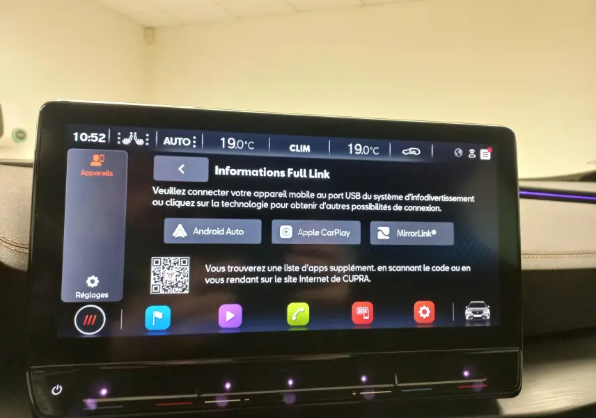 Écran tactile central affichant les options de connectivité Android Auto, Apple CarPlay et MirrorLink dans un CUPRA Formentor 2023.