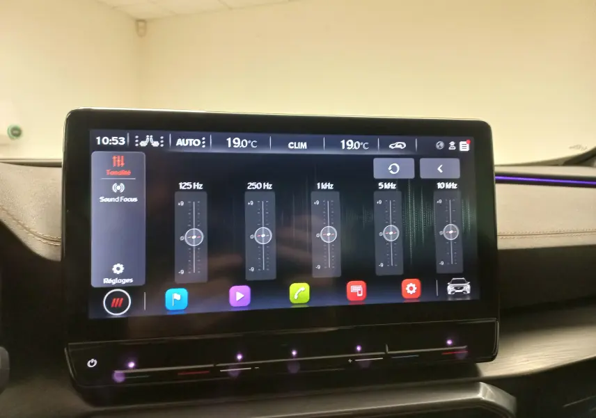 Écran tactile central du tableau de bord de la CUPRA Formentor 2023 avec éclairage d'ambiance violet visible.