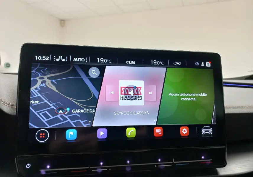Écran tactile central du tableau de bord du CUPRA Formentor 2023 avec interface multimédia et navigation affichée.