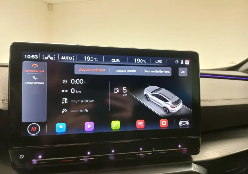 Écran tactile intérieur affichant les données de conduite du CUPRA Formentor noir Minuit avec éclairage d'ambiance violet.