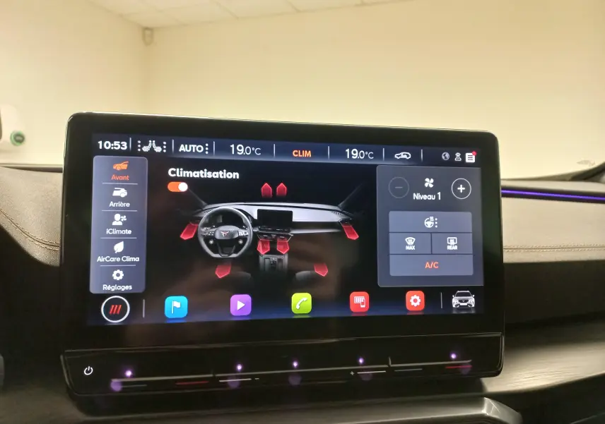 Écran tactile intérieur du CUPRA Formentor 2023 montrant le réglage de climatisation avec éclairage d’ambiance violet.