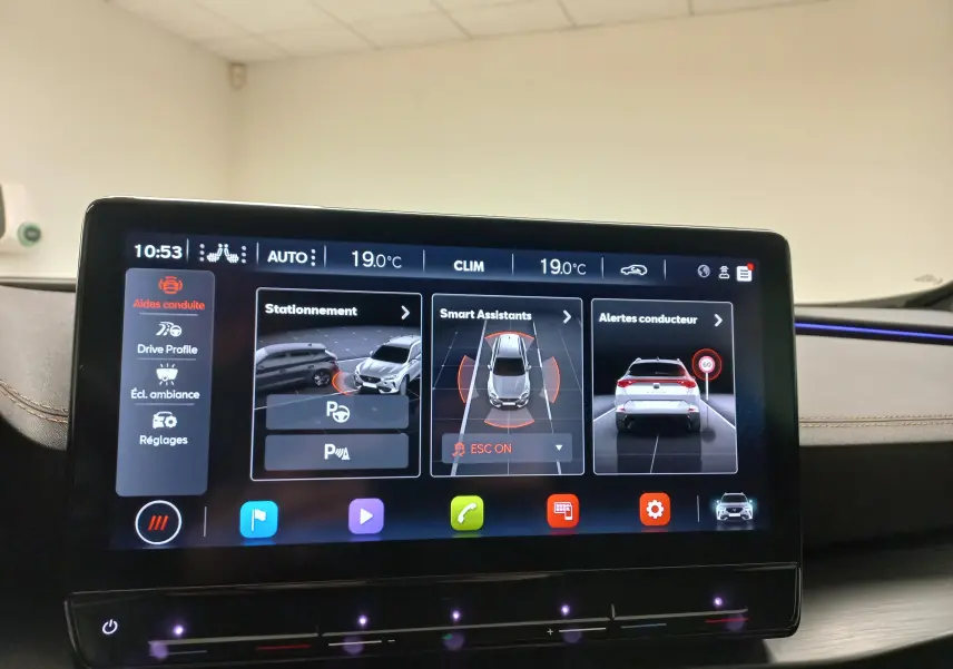 Écran tactile central du tableau de bord de la CUPRA Formentor 2023 affichant les aides à la conduite et la climatisation.