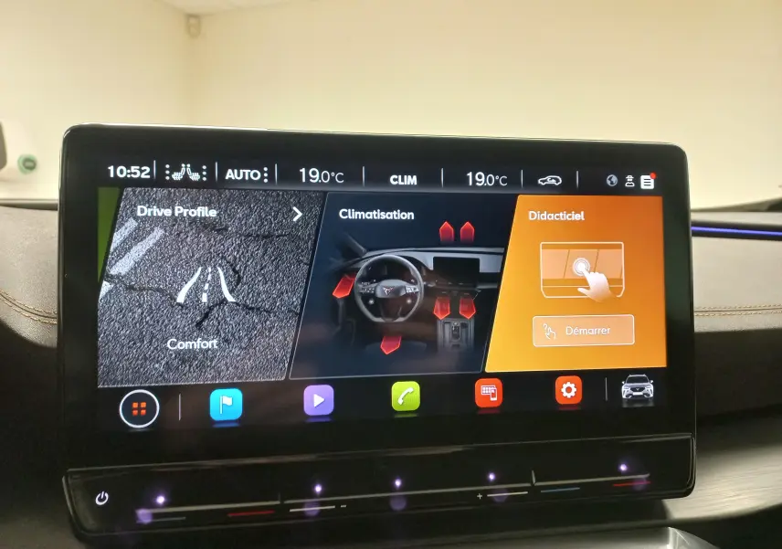 Écran tactile intérieur du CUPRA Formentor 2023 affichant les réglages de climatisation et profil de conduite.