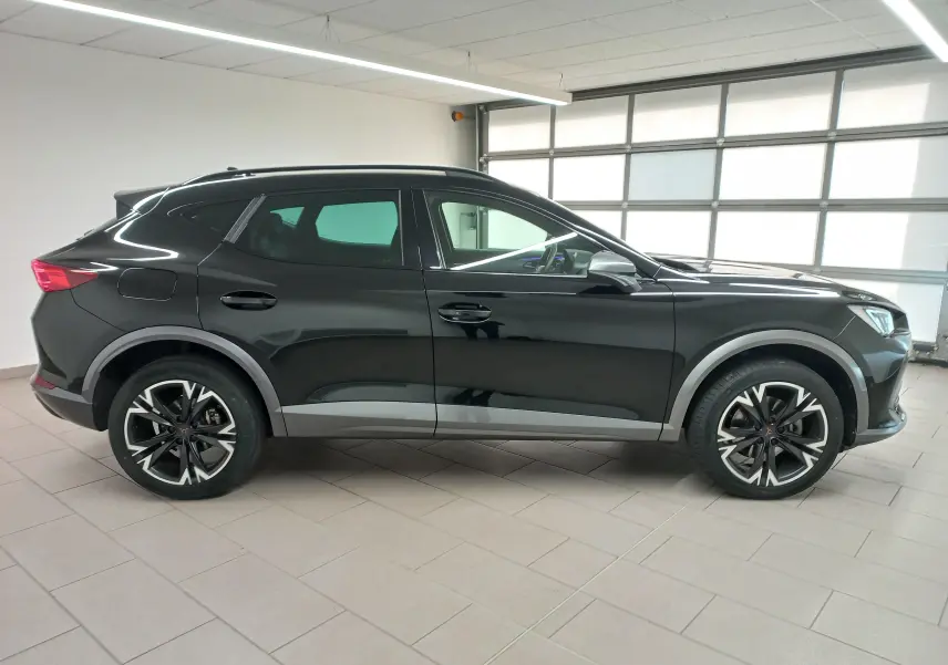 Vue de profil côté gauche du CUPRA Formentor noir minuit avec jantes 18'' Performance Black dans un garage.