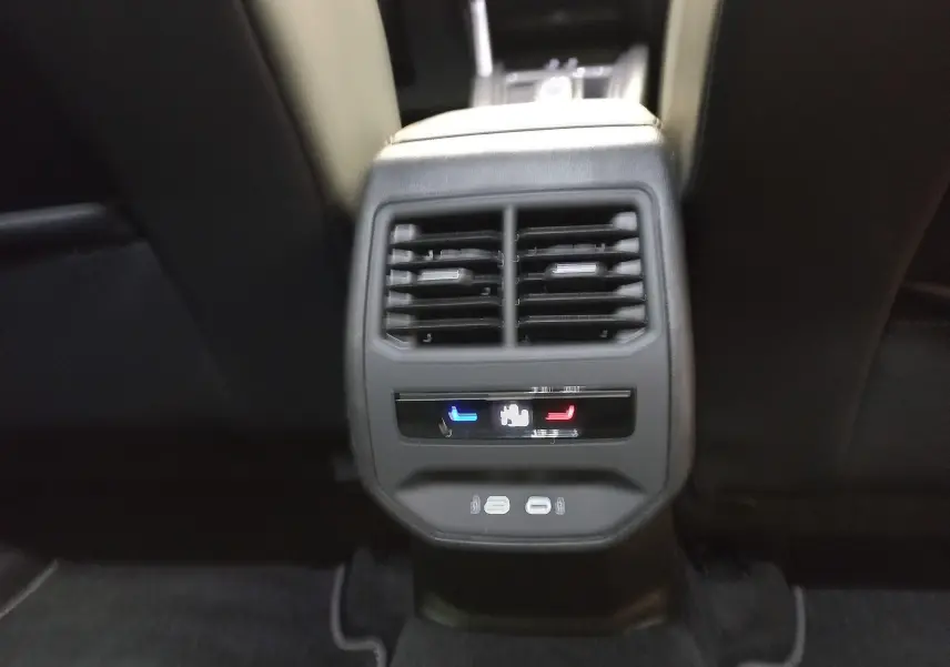 Vue rapprochée de la console arrière du CUPRA Formentor 2023 noir minuit, avec commandes climatisation et ports USB.