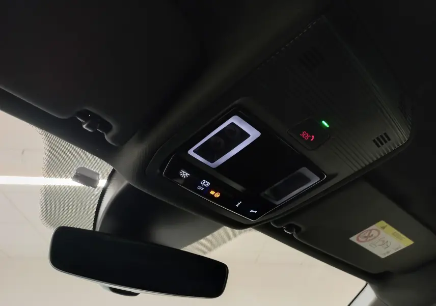 Vue intérieure du plafonnier avec éclairage d'ambiance et bouton SOS, dans une CUPRA Formentor Noir Minuit 2023.