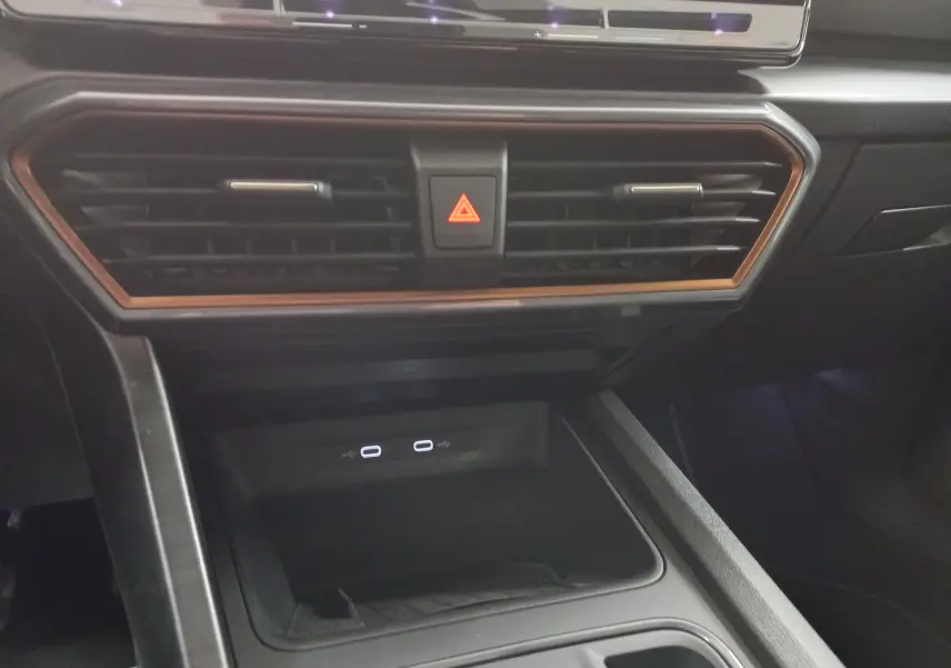 Vue rapprochée de la console centrale du CUPRA Formentor 2023 avec éclairage d'ambiance et ports USB lumineux.