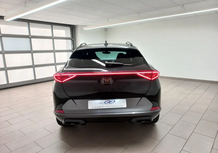 Vue arrière d'un CUPRA Formentor noir minuit 2023 avec feux arrière LED en bandeau et double sortie d'échappement intégrée.