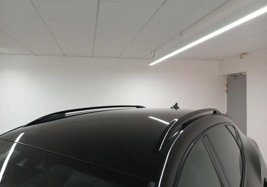 Toit et barres de toit du CUPRA Formentor 2023 en Noir Minuit vus de dessus dans un intérieur blanc.