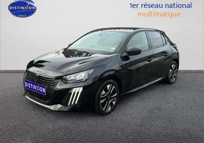 Peugeot 208 noire vue en 3/4 avant droit avec feux LED distinctifs et jantes alliage.