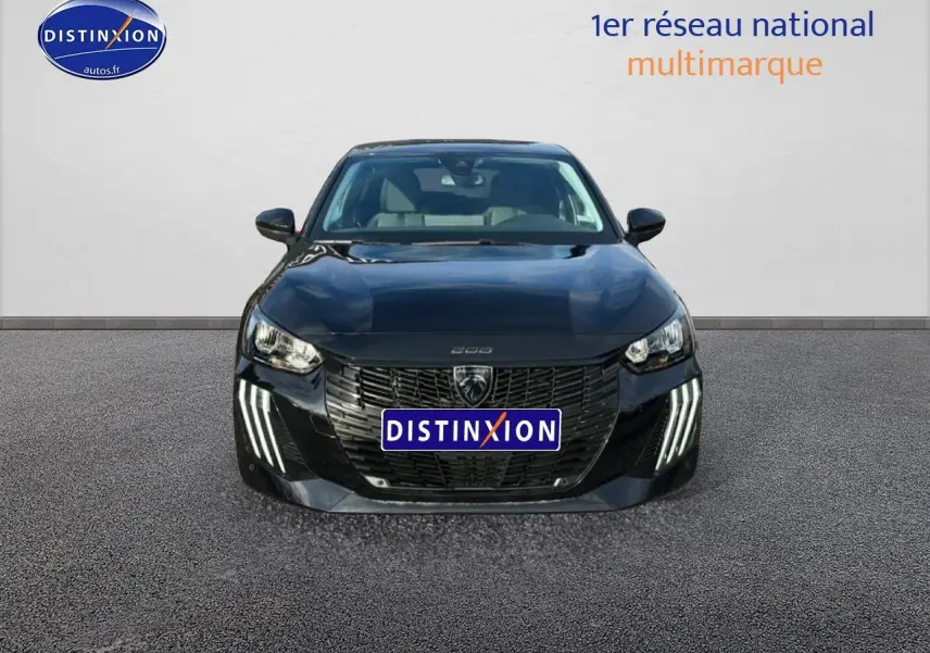 Vue frontale d'une Peugeot 208 noire 2024 avec phares LED et calandre imposante, sur fond neutre.
