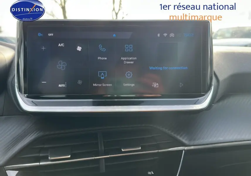 Écran tactile central de la Peugeot 208 1.2 PureTech 100 Allure 2024, vue intérieure du tableau de bord noir.