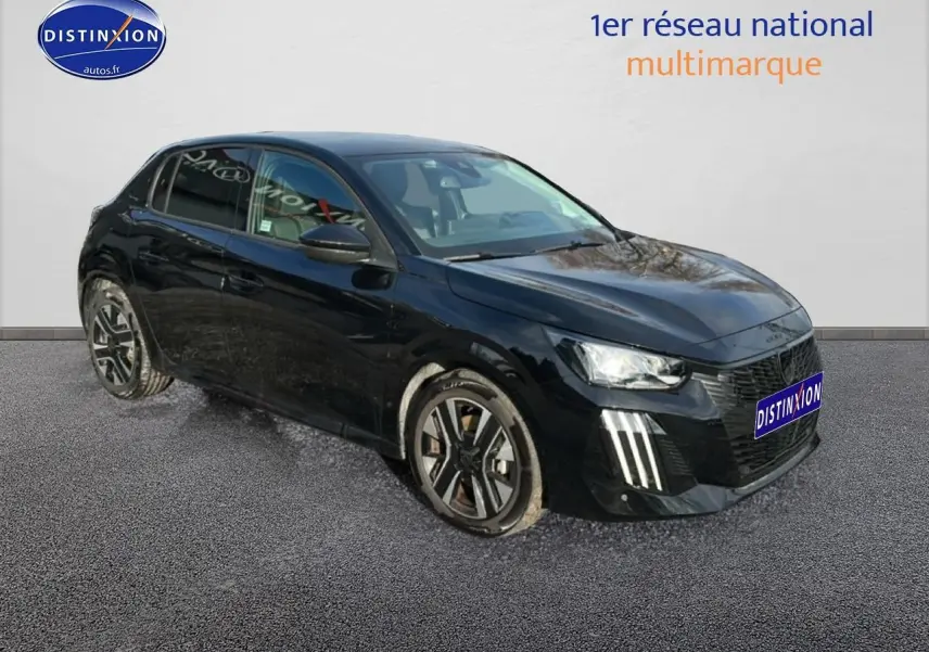 Peugeot 208 noire vue en 3/4 avant droit, avec jantes alu et feux LED distinctifs allumés.