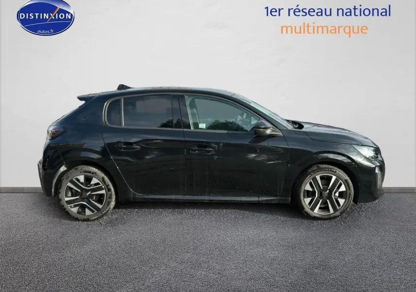 Profil droit d'une Peugeot 208 noire 2024 avec jantes alu et vitres teintées sur fond clair.
