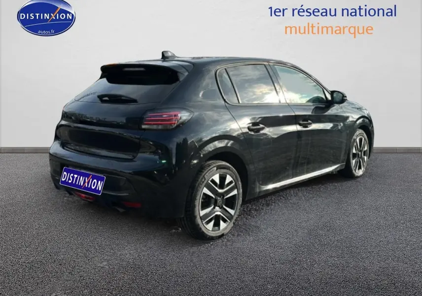 Vue 3/4 arrière droite d'une Peugeot 208 noire 2024 avec jantes alu et feux arrière LED.
