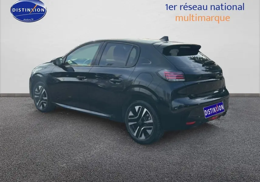 Peugeot 208 noire vue 3/4 arrière droit, avec jantes alu et feux arrière à LED sur fond neutre.