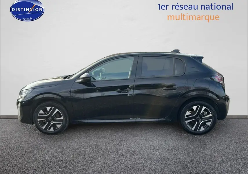 Profil droit d'une Peugeot 208 noire 2024 avec jantes alu et vitres teintées sur fond neutre.