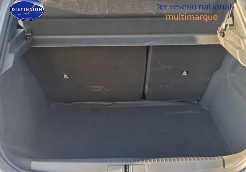 Coffre ouvert de la Peugeot 208 1.2 100 Allure gris Artense, montrant l'espace de rangement arrière vide.