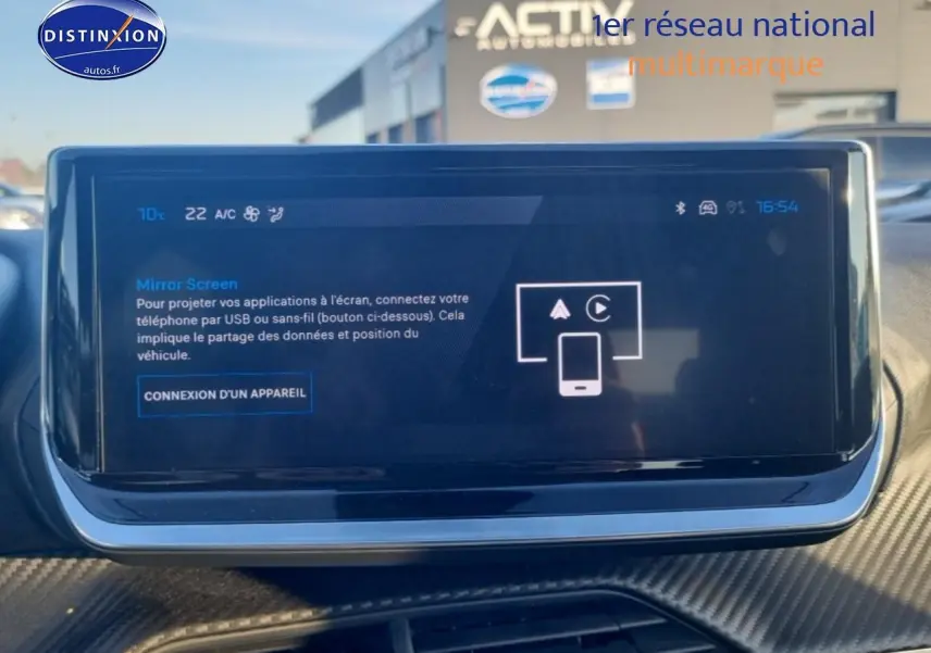 Écran tactile central affichant la fonction Mirror Screen dans l’habitacle d’une Peugeot 208 gris Artense.