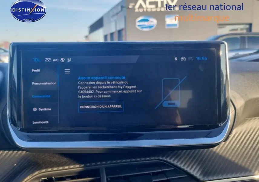 Écran tactile central affichant la connexion Bluetooth dans l’habitacle d’une Peugeot 208 gris Artense.