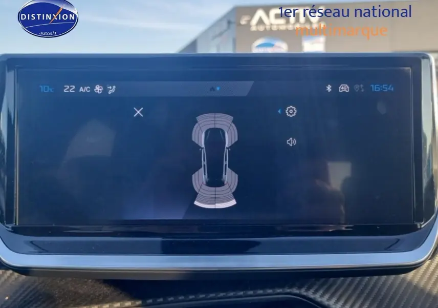 Écran tactile intérieur de la Peugeot 208 1.2 100 Allure affichant le système d'aide au stationnement.