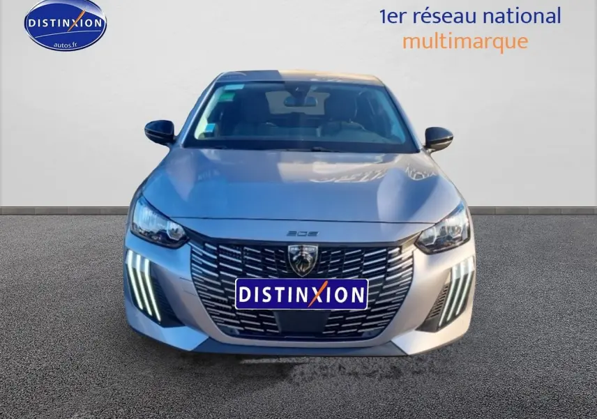 Vue avant d'une Peugeot 208 1.2 100 Allure gris Artense avec phares LED et calandre imposante.