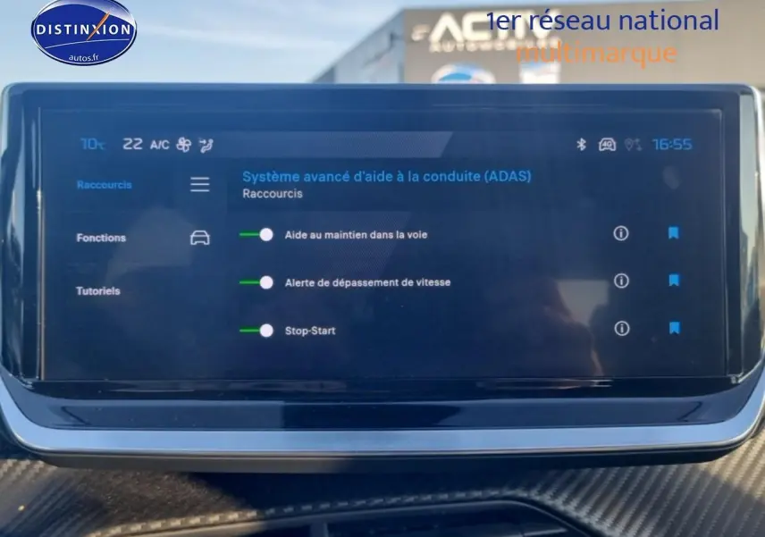 Écran tactile multifonction affichant le système avancé d’aide à la conduite dans une Peugeot 208 gris artense.