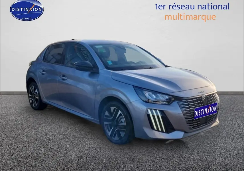 Peugeot 208 gris artense vue 3/4 avant droit, avec calandre noire et feux LED verticaux distinctifs.