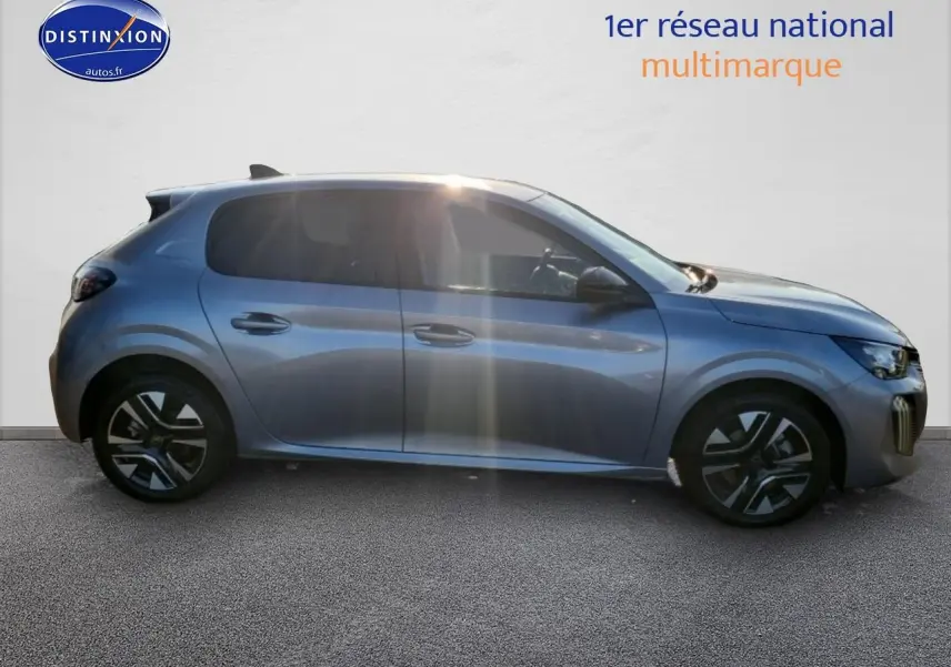 Profil droit de la Peugeot 208 1.2 100 Allure gris artense avec jantes alliage et vitres teintées.