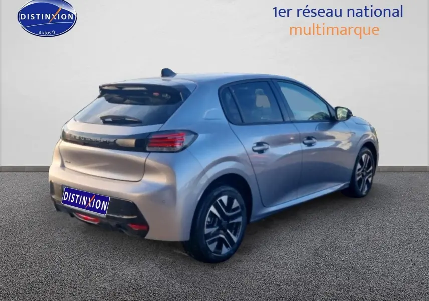 Vue 3/4 arrière droite d'une Peugeot 208 gris artense avec jantes alu et feux arrière LED.