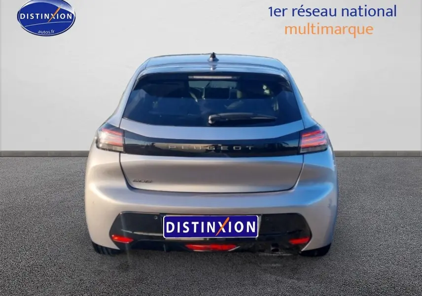 Vue arrière d'une Peugeot 208 gris artense 2025 avec feux arrière LED et lunette arrière surteintée.
