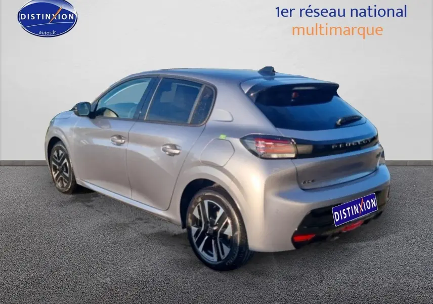 Peugeot 208 gris Artense vue 3/4 arrière droit, avec jantes alliage et feux arrière LED distinctifs.