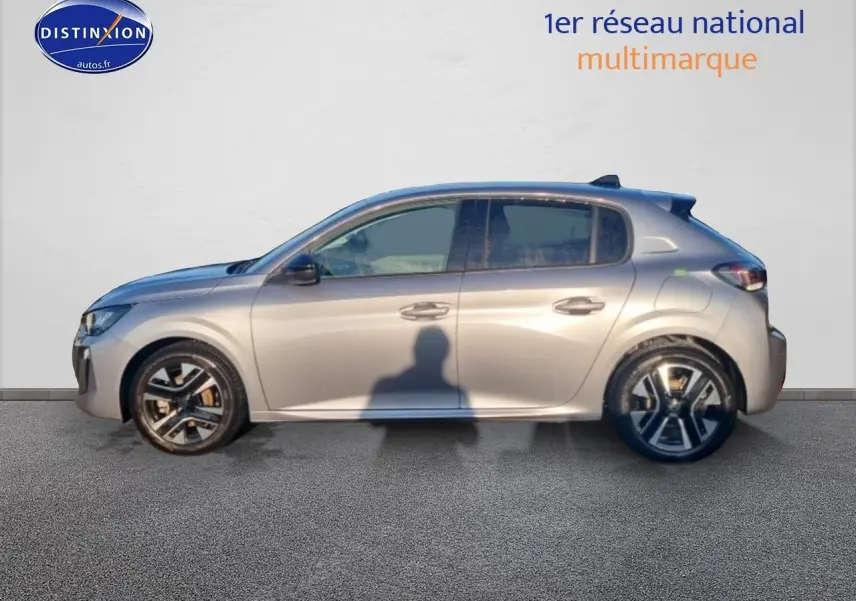 Profil droit d'une Peugeot 208 1.2 100 Allure gris Artense avec jantes alliage et vitres teintées.