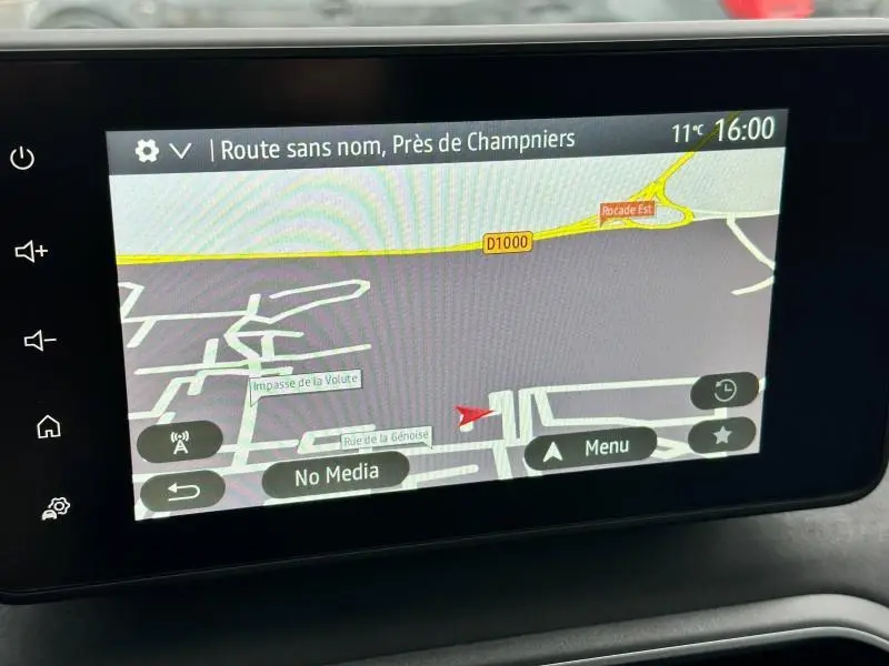 Écran tactile du GPS du Dacia Jogger 2024 affichant une carte avec itinéraire, vue intérieure avant.