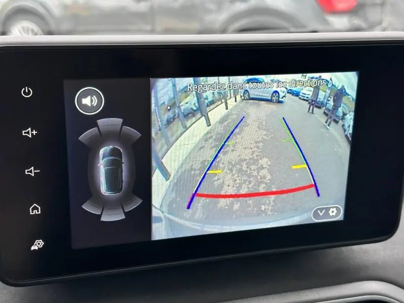 Écran tactile montrant la caméra de recul et les capteurs de stationnement du Dacia Jogger gris Schiste métallisé.