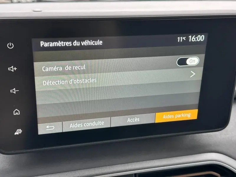 Écran tactile intérieur du Dacia Jogger 2024 affichant les paramètres caméra de recul et détection d'obstacles.
